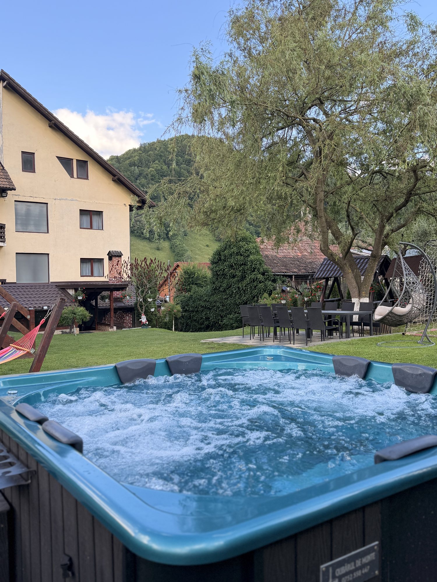 Curtea vilei cu piscină și zonă de relaxare, vara