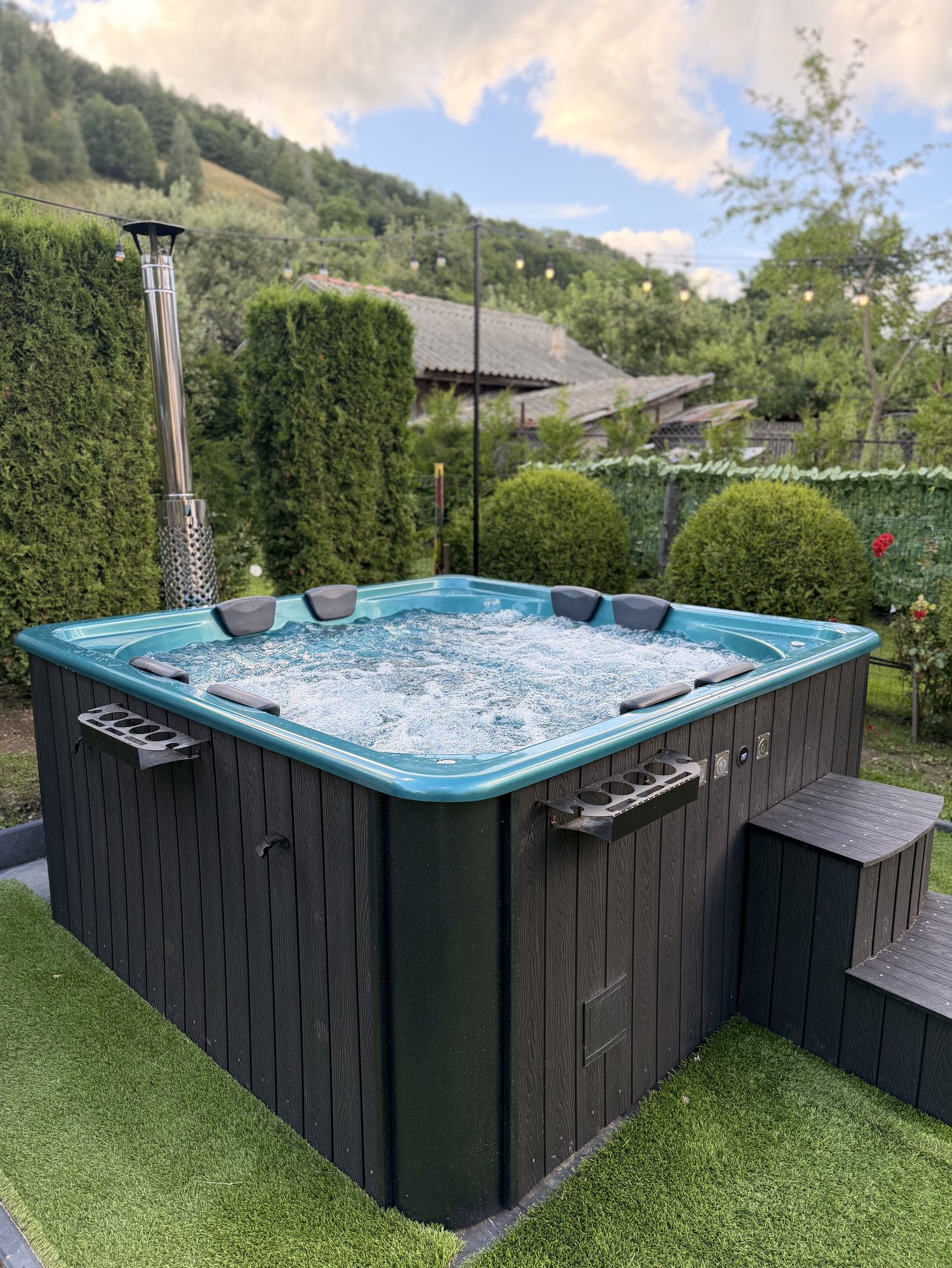 Jacuzzi în aer liber, cu vedere spre munți
