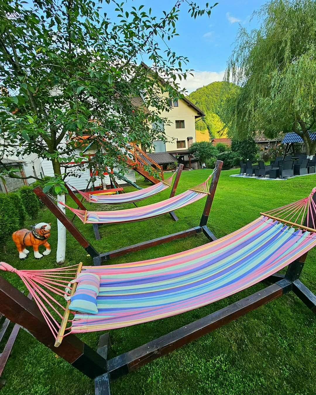 Hamace colorate în curtea vilei, vara